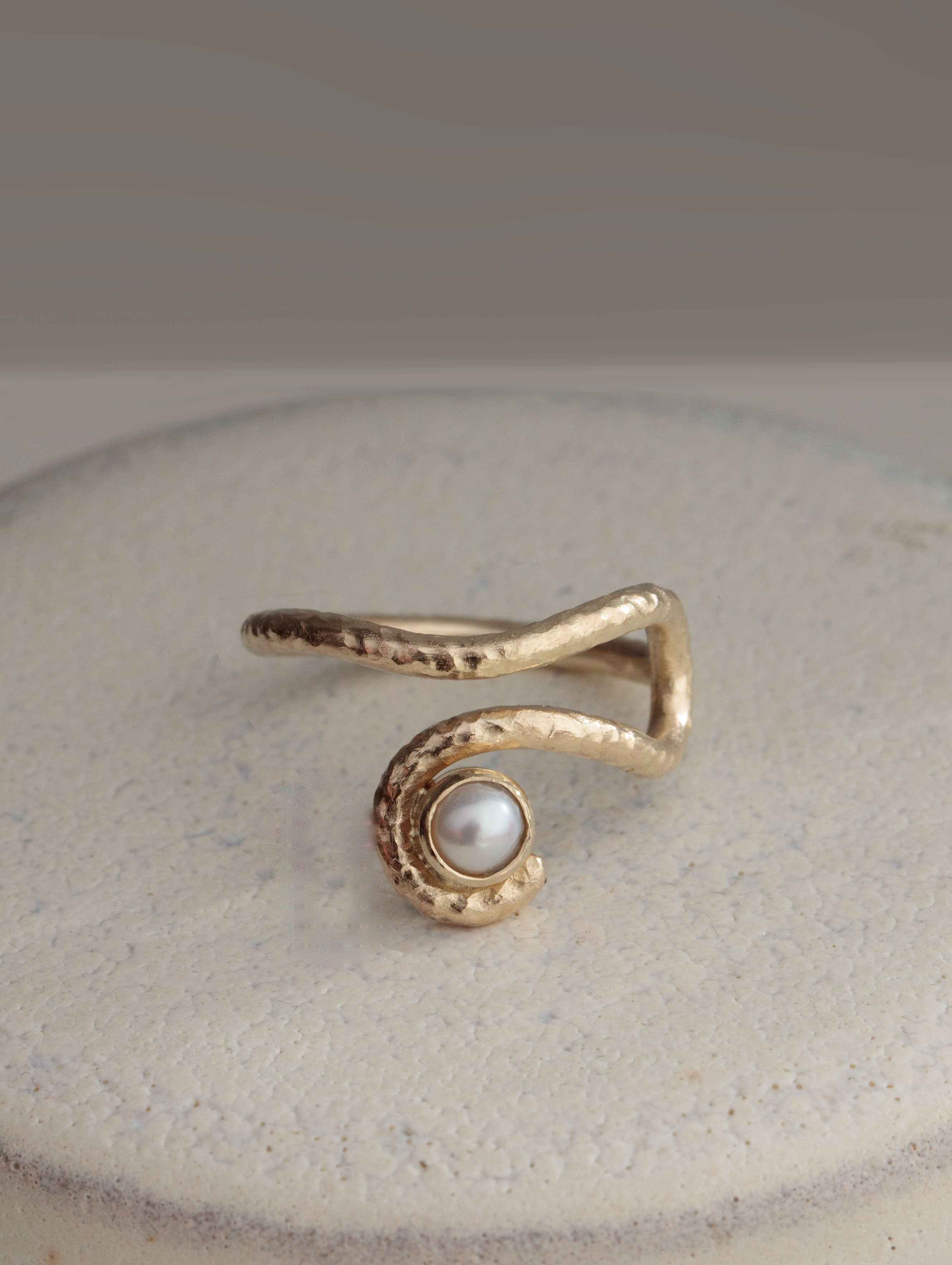 14K Texture Swirl Ring with Pearl