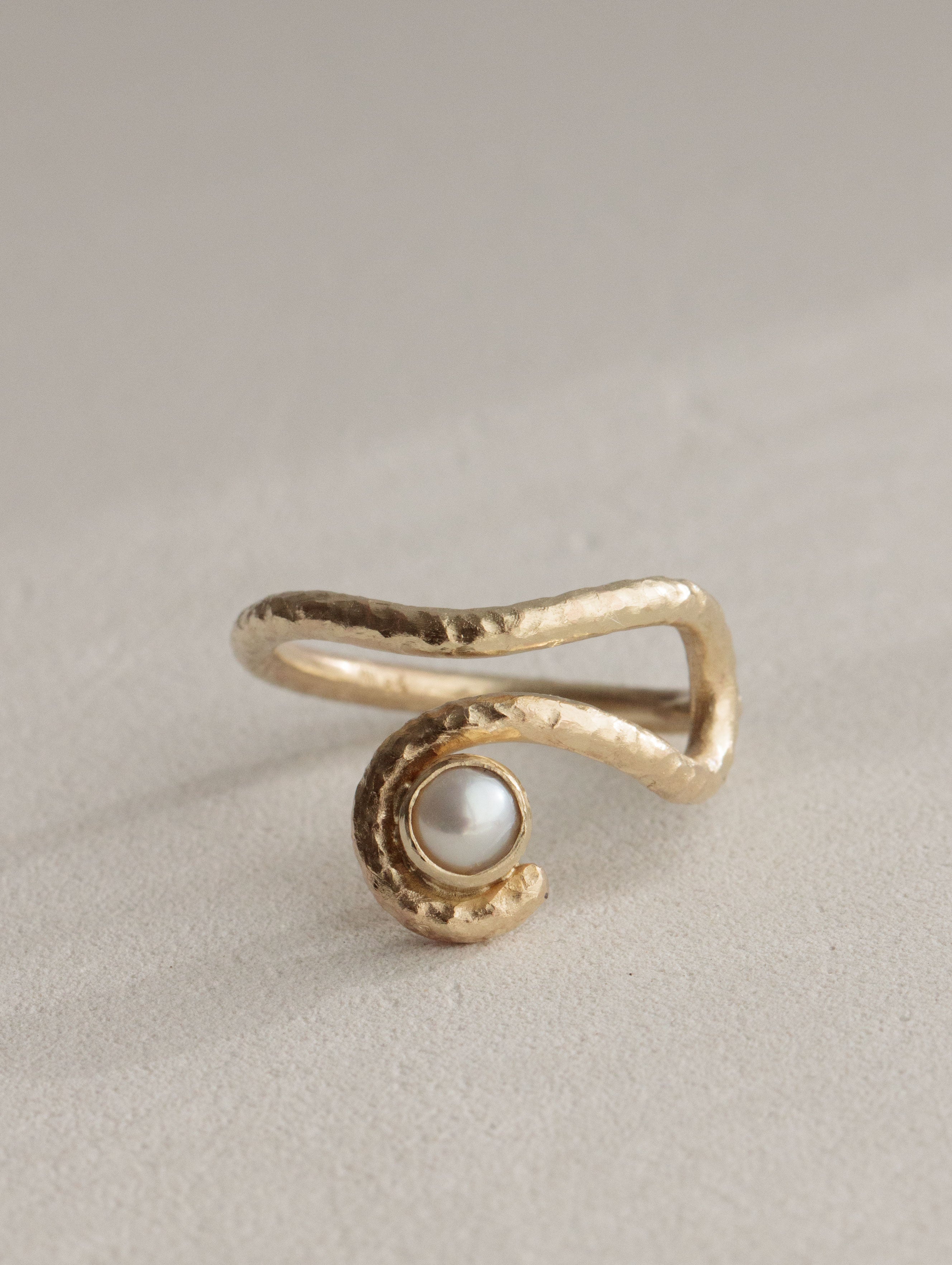 14K Texture Swirl Ring with Pearl